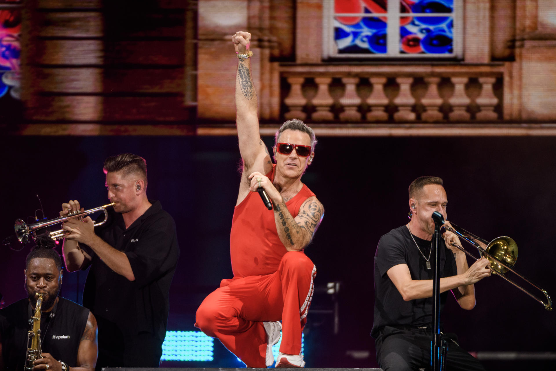 El cantante británico Robbie Williams (c) durante el concierto del Icónica Sevilla Fest ofrecido en la Plaza de España, dentro de su gira 'Long 90's Tour', con la que también presenta su nuevo álbum, 'Britpop'. EFE/Raúl Caro