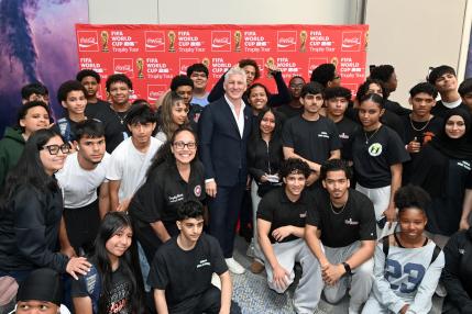 Jóvenes latinos se forman para la industria deportiva con el Mundial 2026