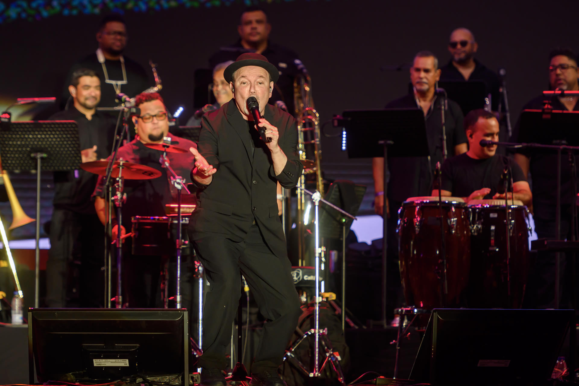 El cantante panameño Rubén Blades, junto a la Roberto Delgado Big Band, esta noche en el concierto que ha ofrecido dentro del Icónica Santalucía Sevilla Fest que se celebra estos días en la Plaza de España de Sevilla. EFE/Raúl Caro