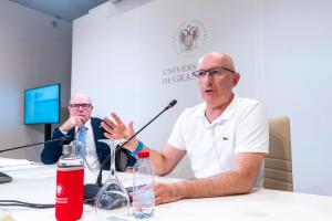 El rector de la Universidad de Granada, Pedro Mercado Pacheco (i), y el vicerrector de Investigación y Transferencia, Enrique Herrera Viedma (d), comparecen para valorar ante los medios de comunicación los resultados de la resolución provisional de la convocatoria de Unidades de Excelencia de la Junta de Andalucía. EFE/Miguel Ángel Molina