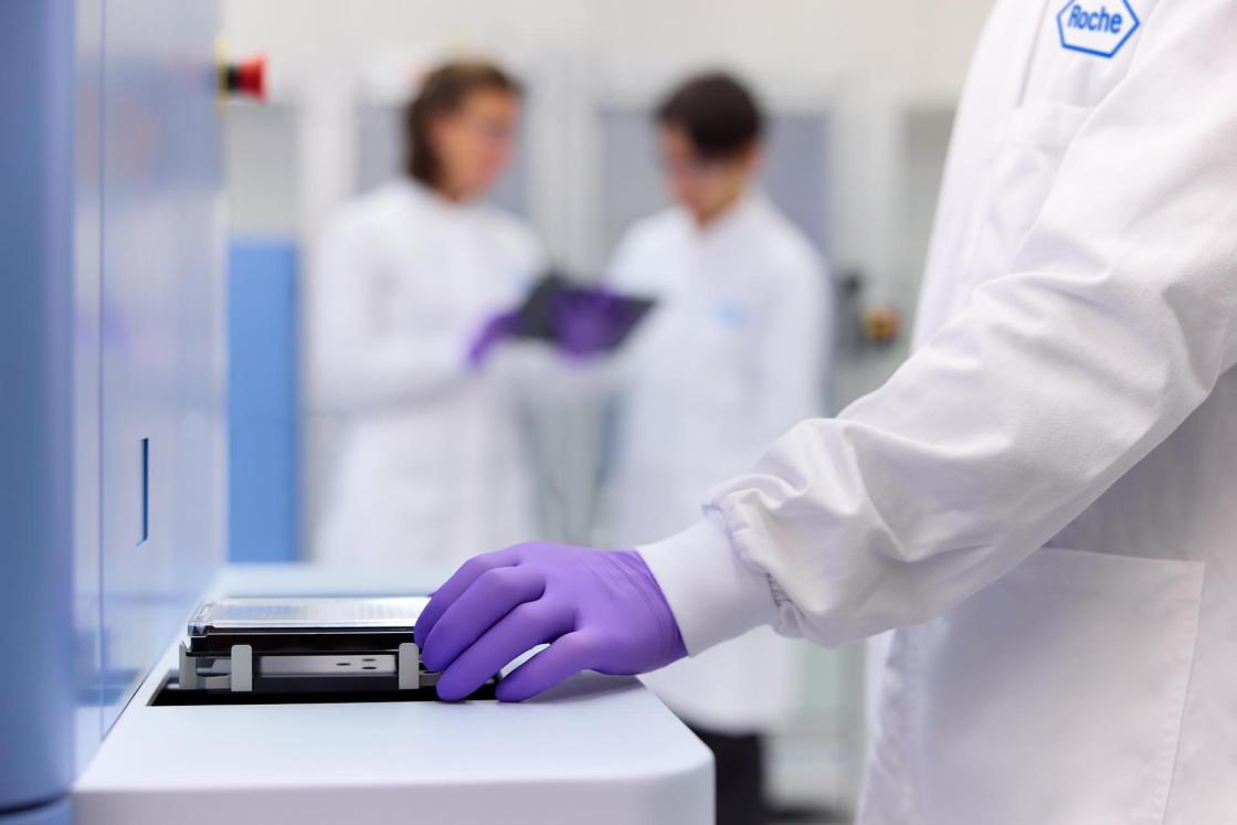 Fotografía cedida por Roche que muestra a investigadores trabajando con un analizador automatizado en un laboratorio de diagnóstico clínico de Roche. EFE/ Roche /SOLO USO EDITORIAL NO VENTAS/SOLO DISPONIBLE PARA ILUSTRAR LA NOTICIA QUE ACOMPAÑA (CRÉDITO OBLIGATORIO)