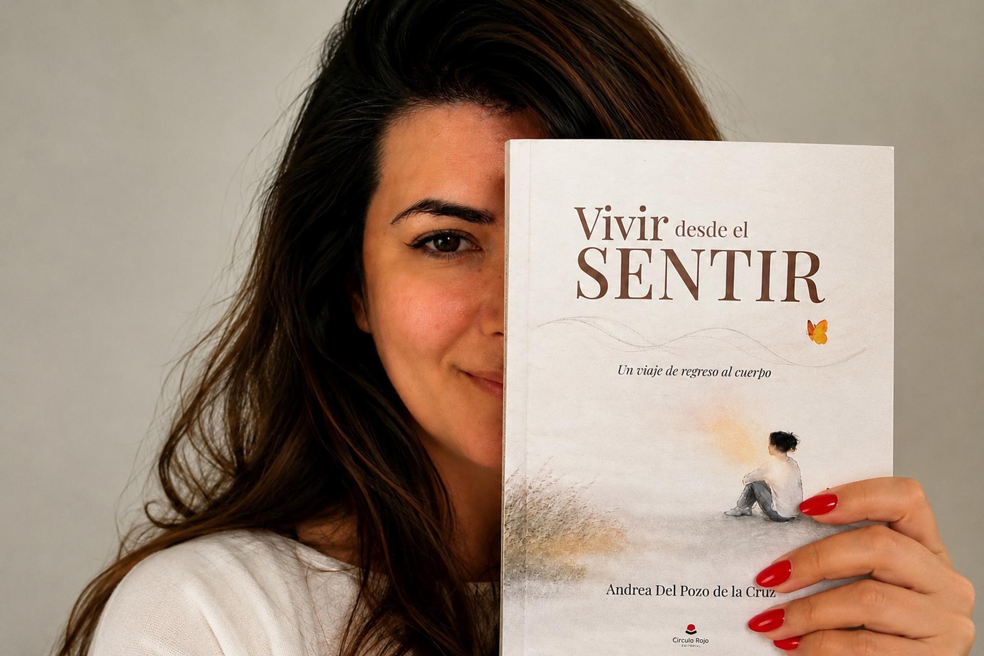 Andrea Del Pozo reivindica escuchar el cuerpo en Vivir desde el sentir.