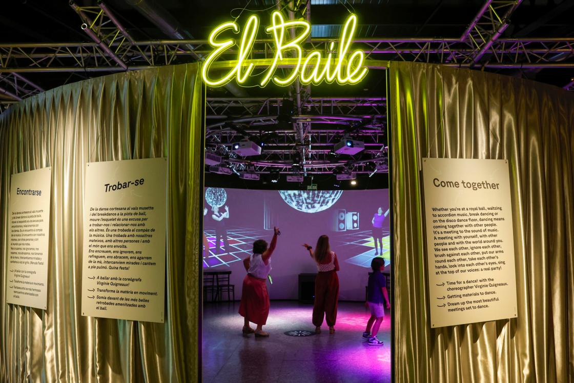 El Museu de les Ciències inaugura la exposición "¡Bailar! El arte de moverse", con propuestas que invitan a la participación del público a través de experiencias coreográficas colectivas e instalaciones educativas individuales, que explican conceptos clave del movimiento y la danza. EFE/Manuel Bruque