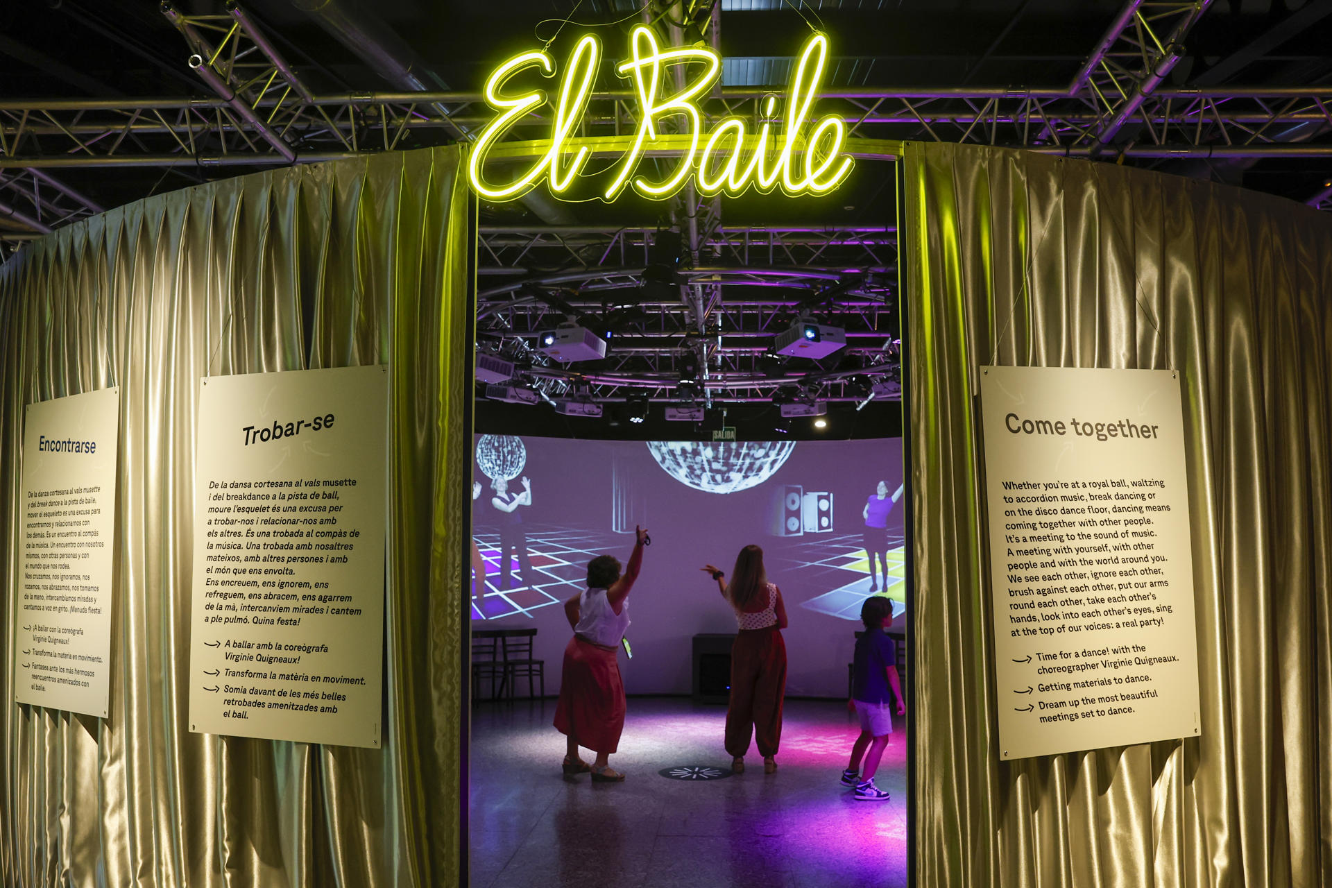 El Museu de les Ciències inaugura la exposición "¡Bailar! El arte de moverse", con propuestas que invitan a la participación del público a través de experiencias coreográficas colectivas e instalaciones educativas individuales, que explican conceptos clave del movimiento y la danza. EFE/Manuel Bruque