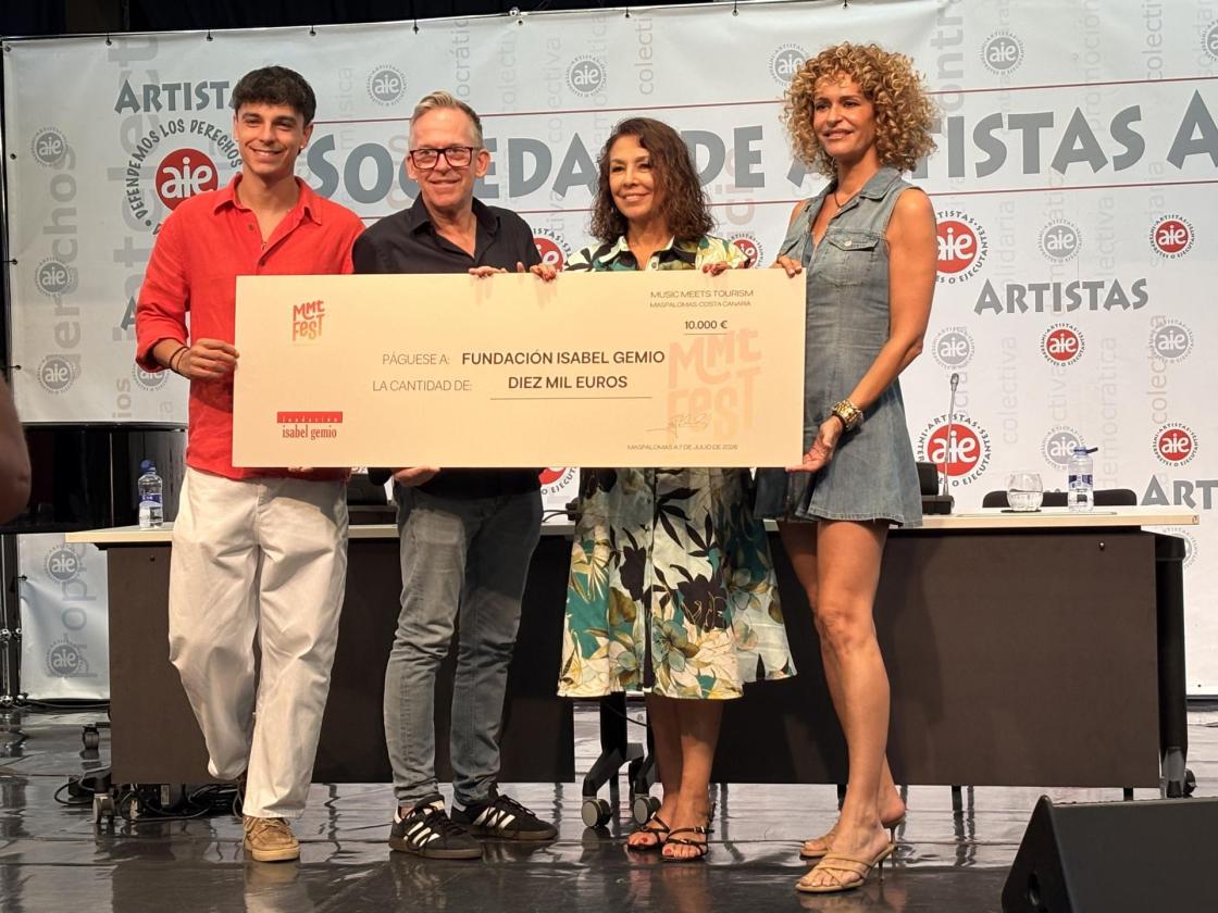 Isabel Gemio recibiendo el cheque de mano de Arno Richartz. Autor: MMT Fest