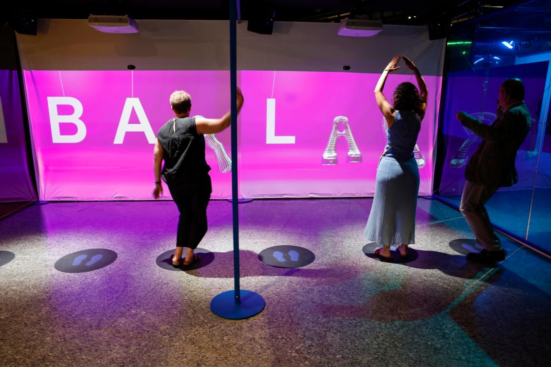 El Museu de les Ciències inaugura la exposición "¡Bailar! El arte de moverse", con propuestas que invitan a la participación del público a través de experiencias coreográficas colectivas e instalaciones educativas individuales, que explican conceptos clave del movimiento y la danza. EFE/Manuel Bruque 