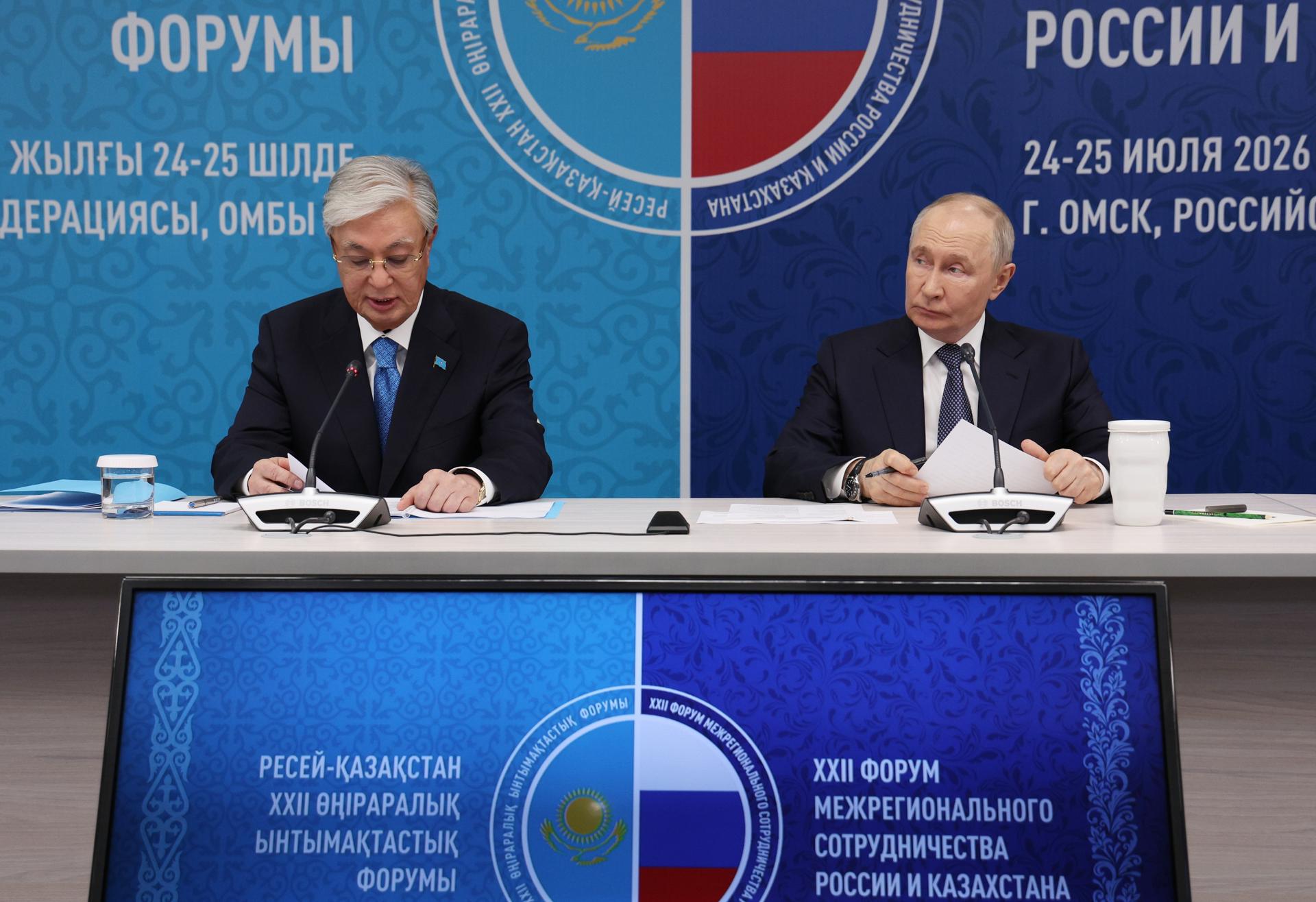 OMSK (Russian Federation), 25/07/2026.- Kazakh President Kassym-Jomart Tokayev (L) and Russian President Vladimir Putin attend a plenary session of the 22nd Russia-Kazakhstan Interregional Cooperation Forum in Omsk, Russia, 25 July 2026. (Kazajstán, Rusia) EFE/EPA/VYACHESLAV PROKOFYEV / SPUTNIK / KREMLIN POOL MANDATORY CREDIT