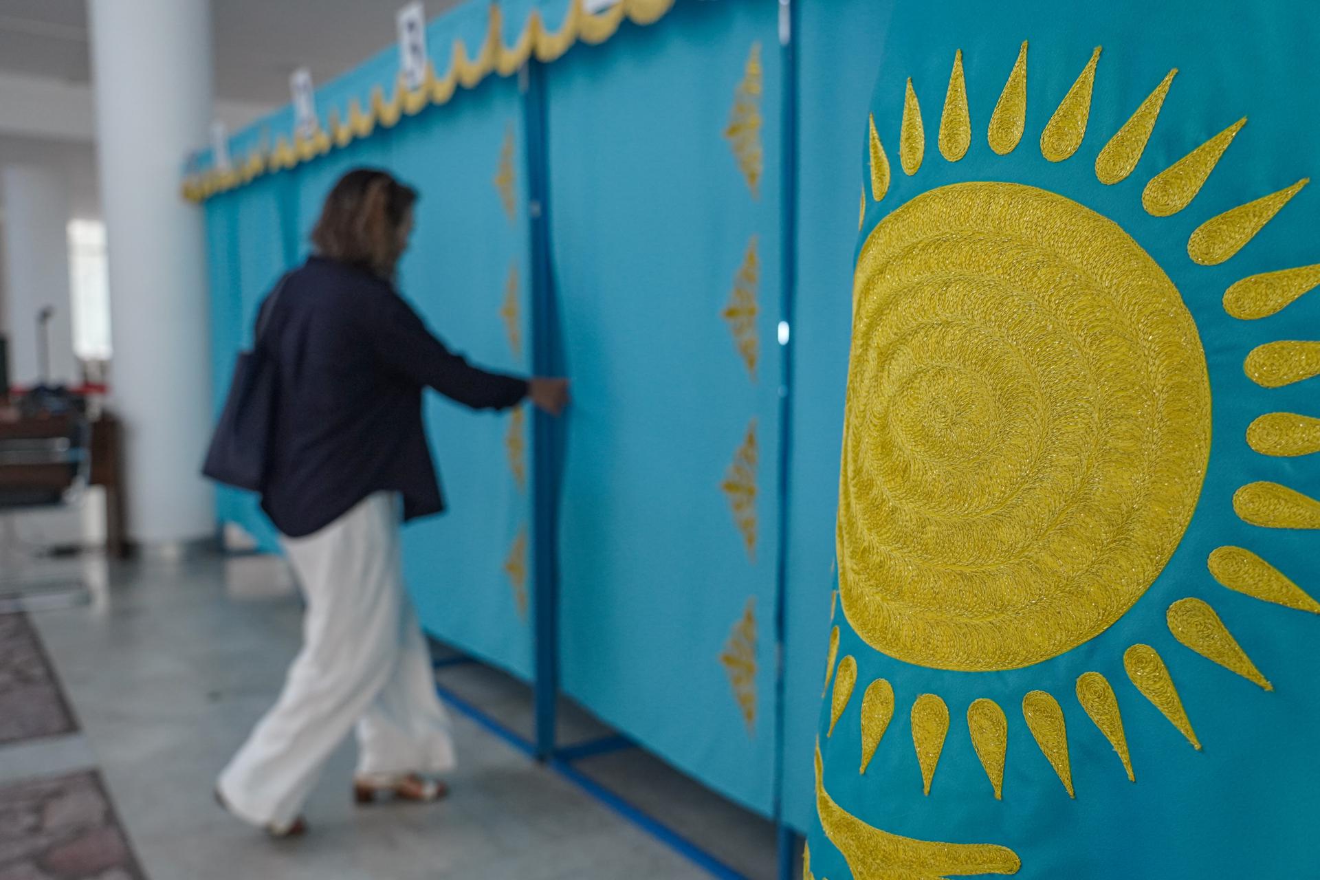 ALMATY (Kazakhstan), 23/08/2026.- A Kazakh woman attends voting at a polling station during early elections for the country's new unicameral parliament, the Kurultai, in Almaty, Kazakhstan, 23 August 2026. (Elecciones, Kazajstán) EFE/EPA/TIMUR BATYRSHIN