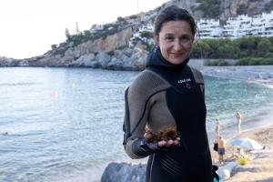 MÁLAGA, 24/08/2026.- El alga asiática (Rugulopteryx okamurae) es la especie de alga invasora "más virulenta" que ha llegado a España y la que está provocando un impacto medioambiental y socioeconómico "sin precedentes", según la bióloga e investigadora del Departamento de Botánica y Fisiología Vegetal de la Universidad de Málaga (UMA) María Altamirano, una de las mayores expertas en el país. EFE/Alba Freixas
