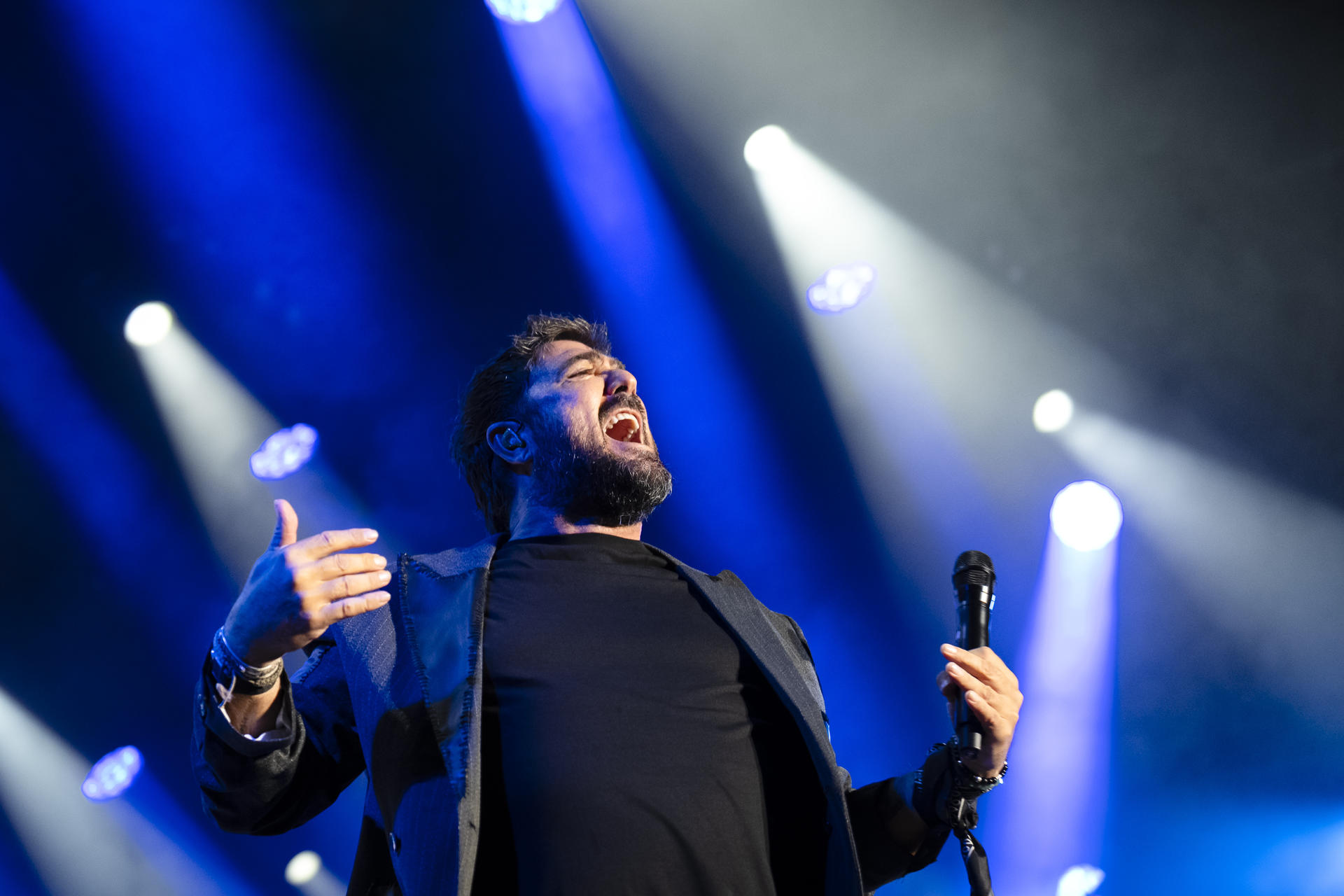 El cantante Antonio Orozco durante el concierto que ofrece en el Festival Cap Roig dentro de 'La gira de tu vida', en la localidad gerundense de Palafrugell. EFE/David Borrat