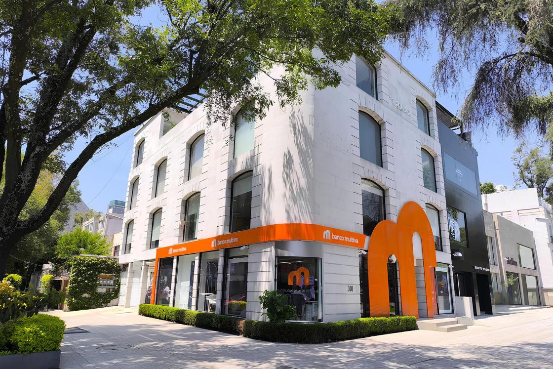 Fotografía cedida por el Banco Multiva de su sucursal Masaryk en Ciudad de México (México). Multiva realizó una emisión internacional de capital adicional de nivel 1 (Additional Tier 1, AT1) por trescientos millones de dólares, una operación que busca fortalecer su estructura de capital, ampliar su capacidad de crecimiento y confirma la confianza de inversionistas internacionales en su estrategia de largo plazo. EFE/ Multiva /SOLO USO EDITORIAL/NO VENTAS/ SOLO DISPONIBLE PARA ILUSTRAR LA NOTICIA QUE ACOMPAÑA (CRÉDITO OBLIGATORIO)