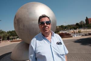 MÁLAGA, 11/08/2026.- El investigador de la Facultad de Ciencias de la Universidad de Málaga (UMA) y profesor de la Sociedad Malagueña de Astronomía, Alberto Castellón, ha explicado a EFE que la luna no llegará a ocultar en su totalidad al sol en el sur de España el 12 de agosto, pero será "un eclipse parcial muy profundo" que, por ejemplo en la provincia de Málaga, llegará a cubrir al astro en un 95 por ciento, lo que conllevará un oscurecimiento y la bajada de temperaturas. EFE/Gregorio Marrero