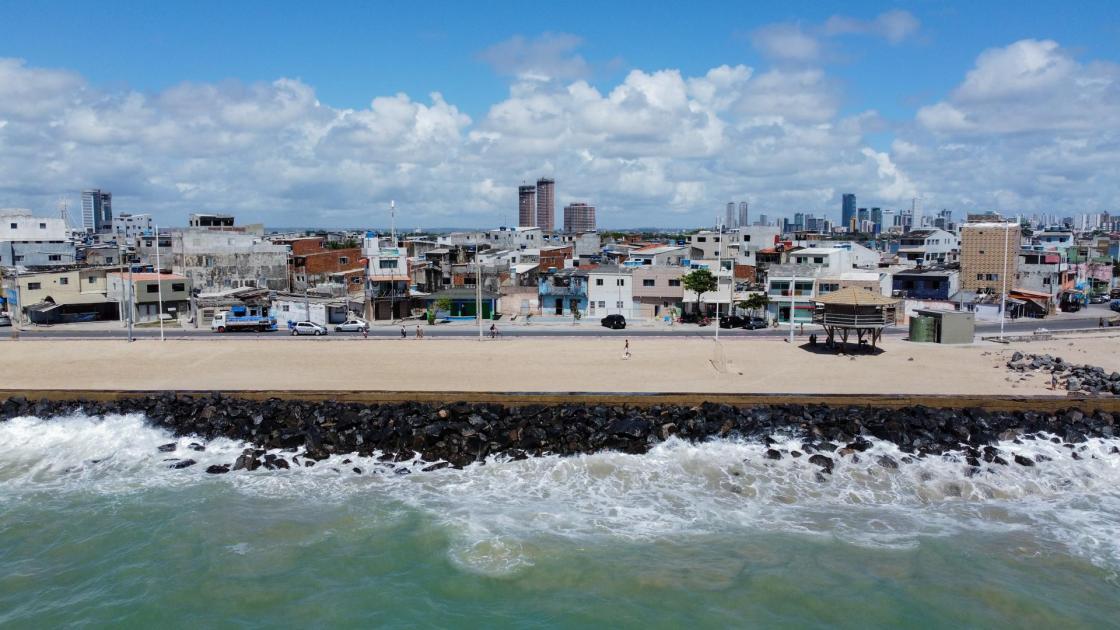 Fotografía aérea tomada con un dron que muestra el sector de Boa Viagem, el 27 de octubre de 2021 en la ciudad de Recife (Brasil). La ciudad de Recife, una de las mayores metrópolis de Brasil, se moviliza para mitigar el impacto del avance del océano Atlántico provocado por el cambio climático y que amenaza varias ciudades en todo el mundo. EFE/Diego Nigro