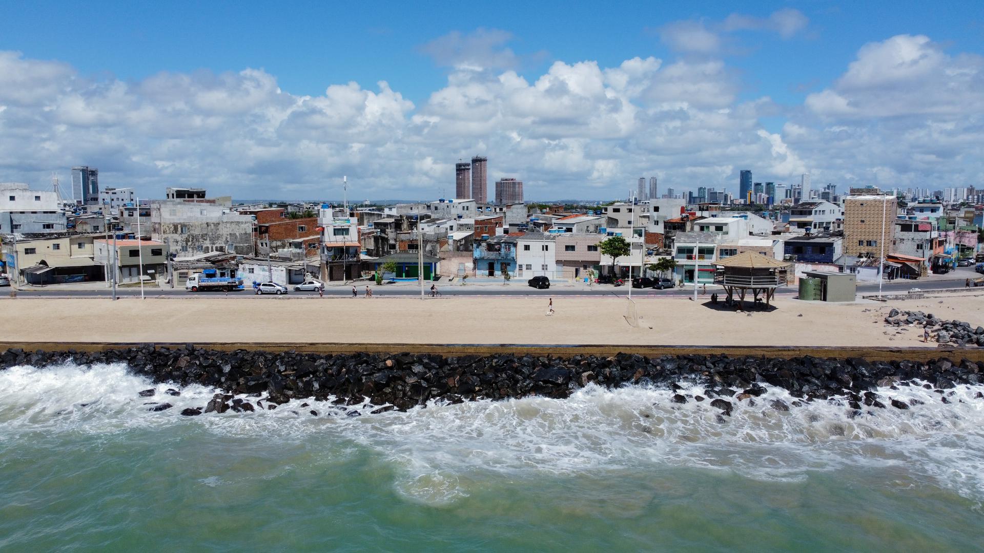 Fotografía aérea tomada con un dron que muestra el sector de Boa Viagem, el 27 de octubre de 2021 en la ciudad de Recife (Brasil). La ciudad de Recife, una de las mayores metrópolis de Brasil, se moviliza para mitigar el impacto del avance del océano Atlántico provocado por el cambio climático y que amenaza varias ciudades en todo el mundo. EFE/Diego Nigro