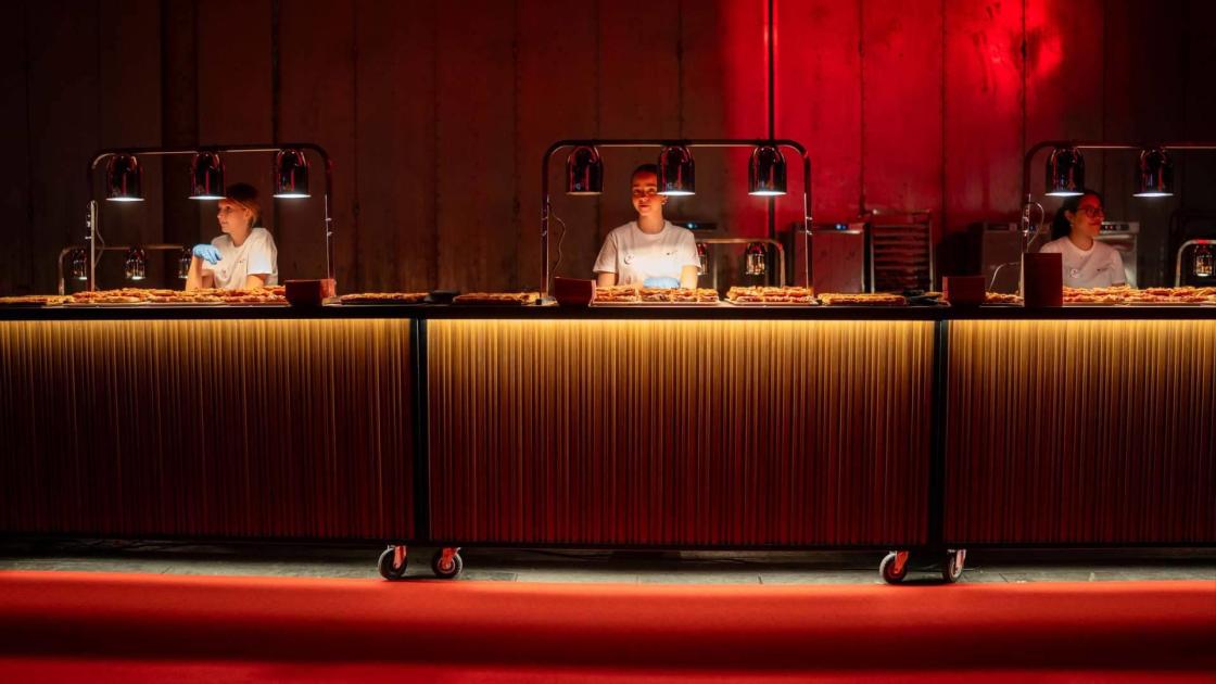 Las estaciones gastronómicas transforman el catering en Madrid hacia un formato más dinámico y participativo