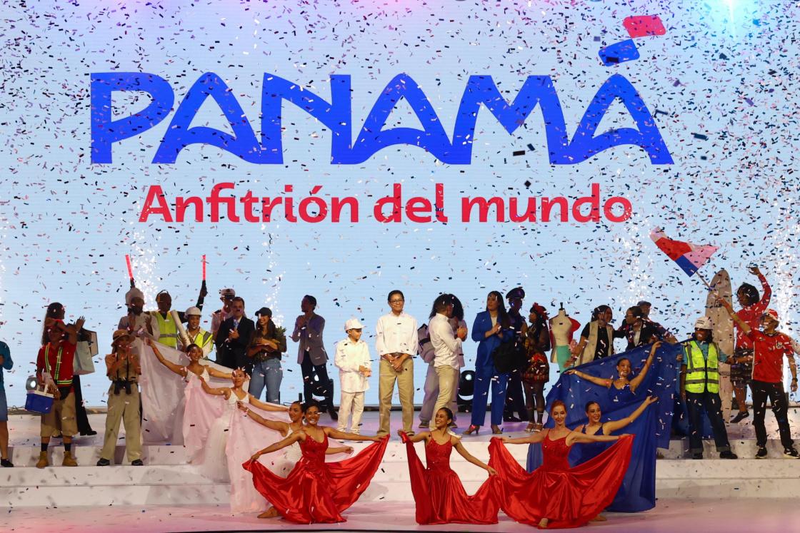 Personas participan durante la presentación de la nueva marca país de Panamá este miércoles en Ciudad de Panamá (Panamá). EFE/Carlos Lemos