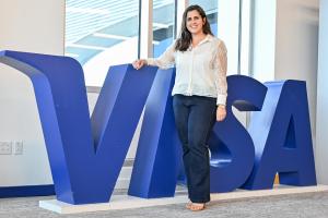 La líder de PyMES, Visa América Latina y el Caribe, Ilana Grimberg, posa durante una entrevista para EFE este lunes, en la sede de la compañía de pagos en Miami, Florida (EE.UU.). EFE/ Giorgio Viera