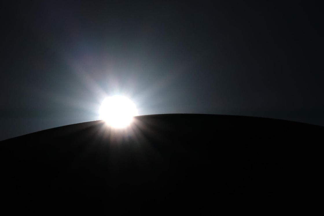 MÁLAGA, 11/08/2026.- La luna no llegará a ocultar en su totalidad al sol en el sur de España el 12 de agosto, pero será "un eclipse parcial muy profundo" que, por ejemplo en la provincia de Málaga, llegará a cubrir al astro en un 95 por ciento, lo que conllevará un oscurecimiento y la bajada de temperaturas. EFE/Gregorio Marrero