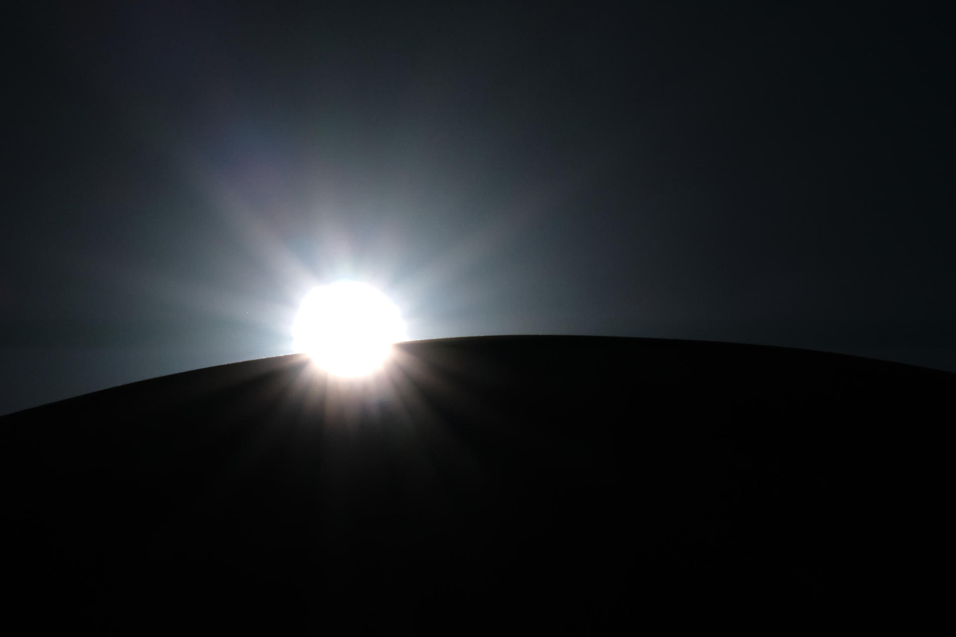 MÁLAGA, 11/08/2026.- La luna no llegará a ocultar en su totalidad al sol en el sur de España el 12 de agosto, pero será "un eclipse parcial muy profundo" que, por ejemplo en la provincia de Málaga, llegará a cubrir al astro en un 95 por ciento, lo que conllevará un oscurecimiento y la bajada de temperaturas. EFE/Gregorio Marrero