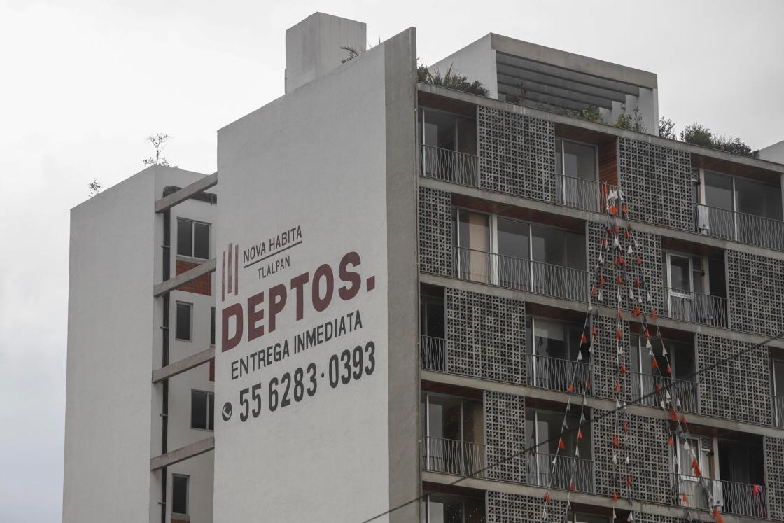 Fotografía de archivo del 24 de junio de 2022, donde se observa anuncios de ventas de apartamentos y propiedades por inmobiliarias, en la Ciudad de México (México). El crédito hipotecario en México podría crecer entre un 5 % y un 6 % en 2026, impulsado por una reactivación durante el segundo semestre, aunque el mercado enfrenta riesgos asociados al fraude inmobiliario, con estimaciones que apuntan a que tres de cada diez ofertas podrían ser fraudulentas, según especialistas del sector. EFE/ Isaac Esquivel ARCHIVO