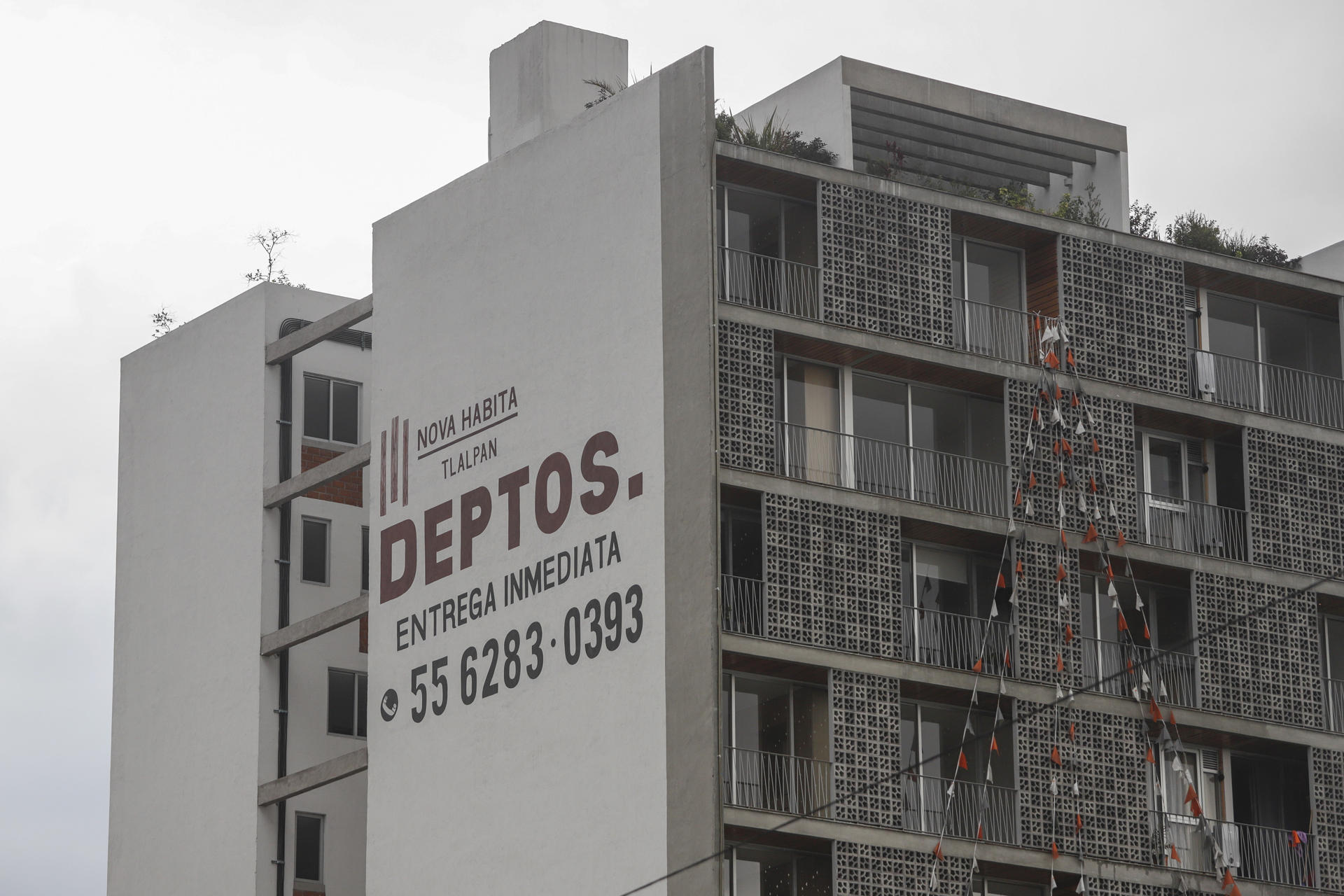 Fotografía de archivo del 24 de junio de 2022, donde se observa anuncios de ventas de apartamentos y propiedades por inmobiliarias, en la Ciudad de México (México). El crédito hipotecario en México podría crecer entre un 5 % y un 6 % en 2026, impulsado por una reactivación durante el segundo semestre, aunque el mercado enfrenta riesgos asociados al fraude inmobiliario, con estimaciones que apuntan a que tres de cada diez ofertas podrían ser fraudulentas, según especialistas del sector. EFE/ Isaac Esquivel ARCHIVO