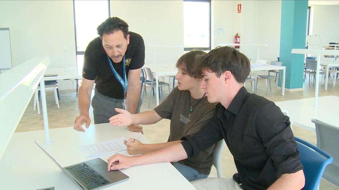En la imagen, el profesor del Hamelin-Laie International School Pedro Fombellida (i) y los alumnos Patricia Segarra (c) y Jakub Sinkovic (d), en una clase.