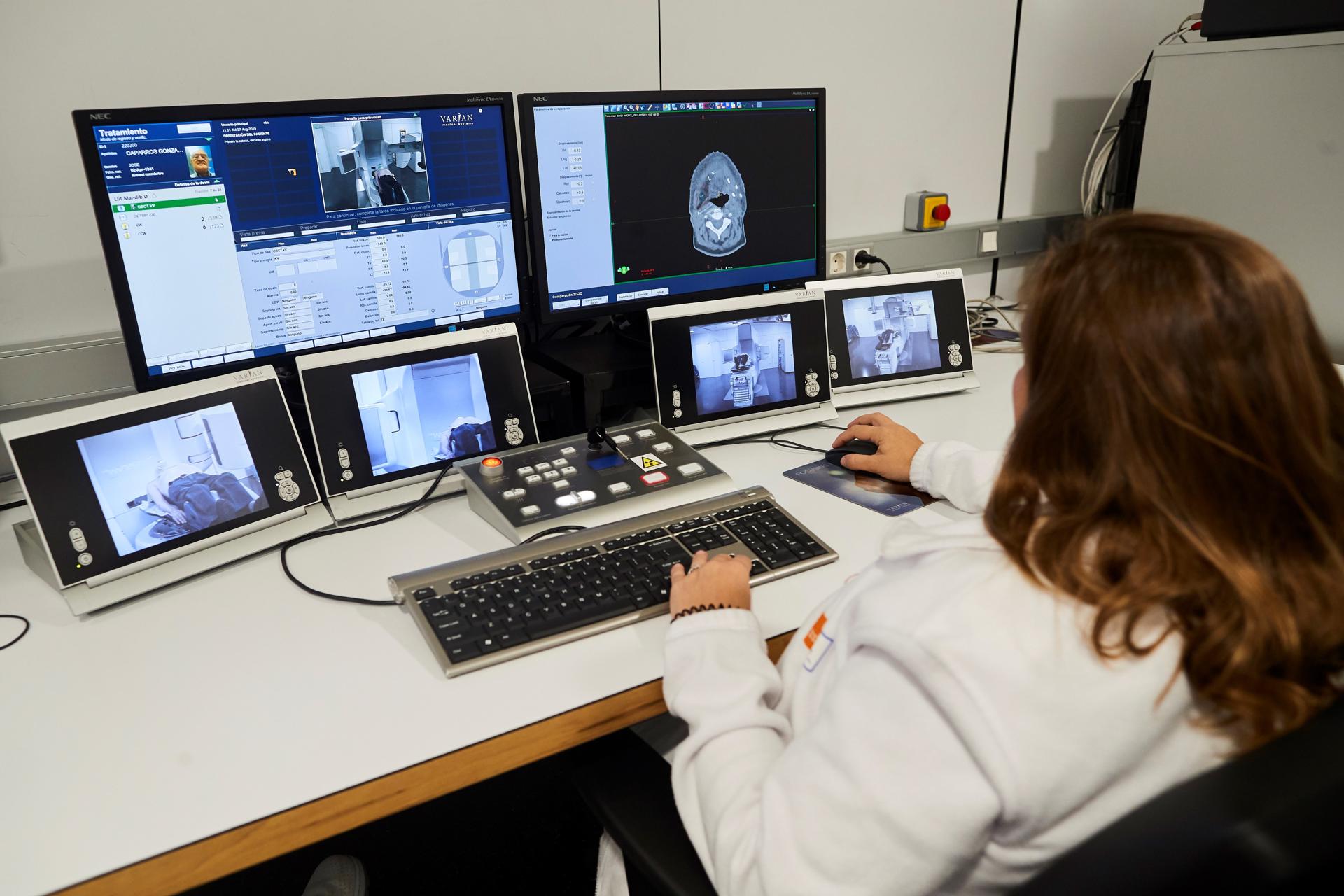 Fotografía de archivo del 27 de agosto de 2019 que muestra a una doctora observando un paciente por medio de pantallas en Barcelona (España). EFE/Alejandro García/ ARCHIVO