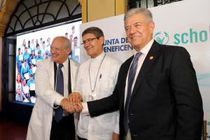 La Junta de Beneficencia de Guayaquil, la entidad sin ánimo de lucro más grande de Ecuador, renovó su alianza con Scholas Occurrentes, fundación creada por el difunto papa Francisco, para seguir desarrollando programas educativos y comunitarios orientados a escuchar a miles de jóvenes y promover una cultura de paz en el país andino. EFE / Jonathan Miranda
