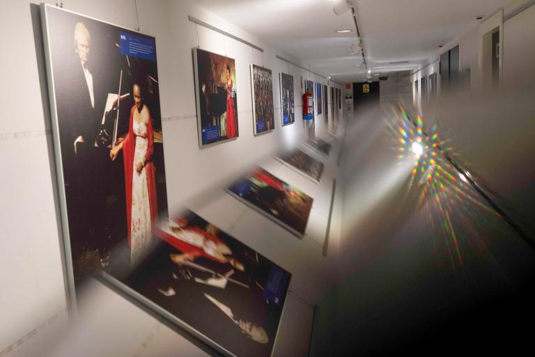 Vista de la exposición "La memoria capturada" que recoge fotografías de la Agencia Efe realizadas en el Festival Internacional de Santander durante sus 75 años de historia este martes, en la capital cántabra. EFE/ Pedro Puente Hoyos