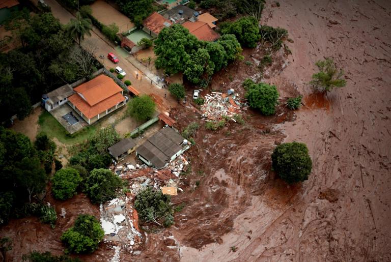 Fotografía aérea de este sábado del desastre causado por la rotura de una presa que contenía residuos minerales de la compañía Vale, en Brumadinho, municipio de Minas Gerais (Brasil). EFE/Antonio Lacerda
