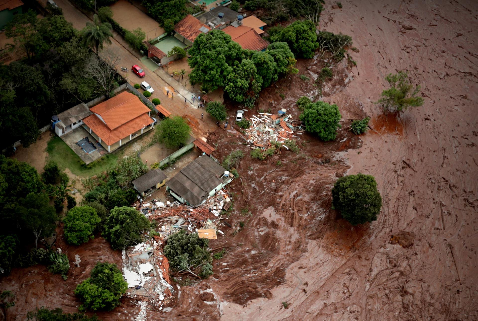 Fotografía aérea de este sábado del desastre causado por la rotura de una presa que contenía residuos minerales de la compañía Vale, en Brumadinho, municipio de Minas Gerais (Brasil). EFE/Antonio Lacerda