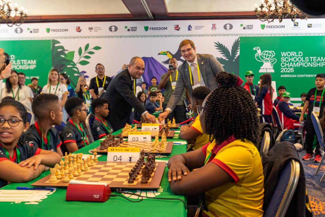 Fotografía que muestra al fundador y CEO de Freedom Holding Corp., Timur Turlov (d) y al presidente FIDE Americas -CCA, José Antonio Carrillo Pujol (i), posando este miércoles en San José (Costa Rica). EFE/Alexander Otárola