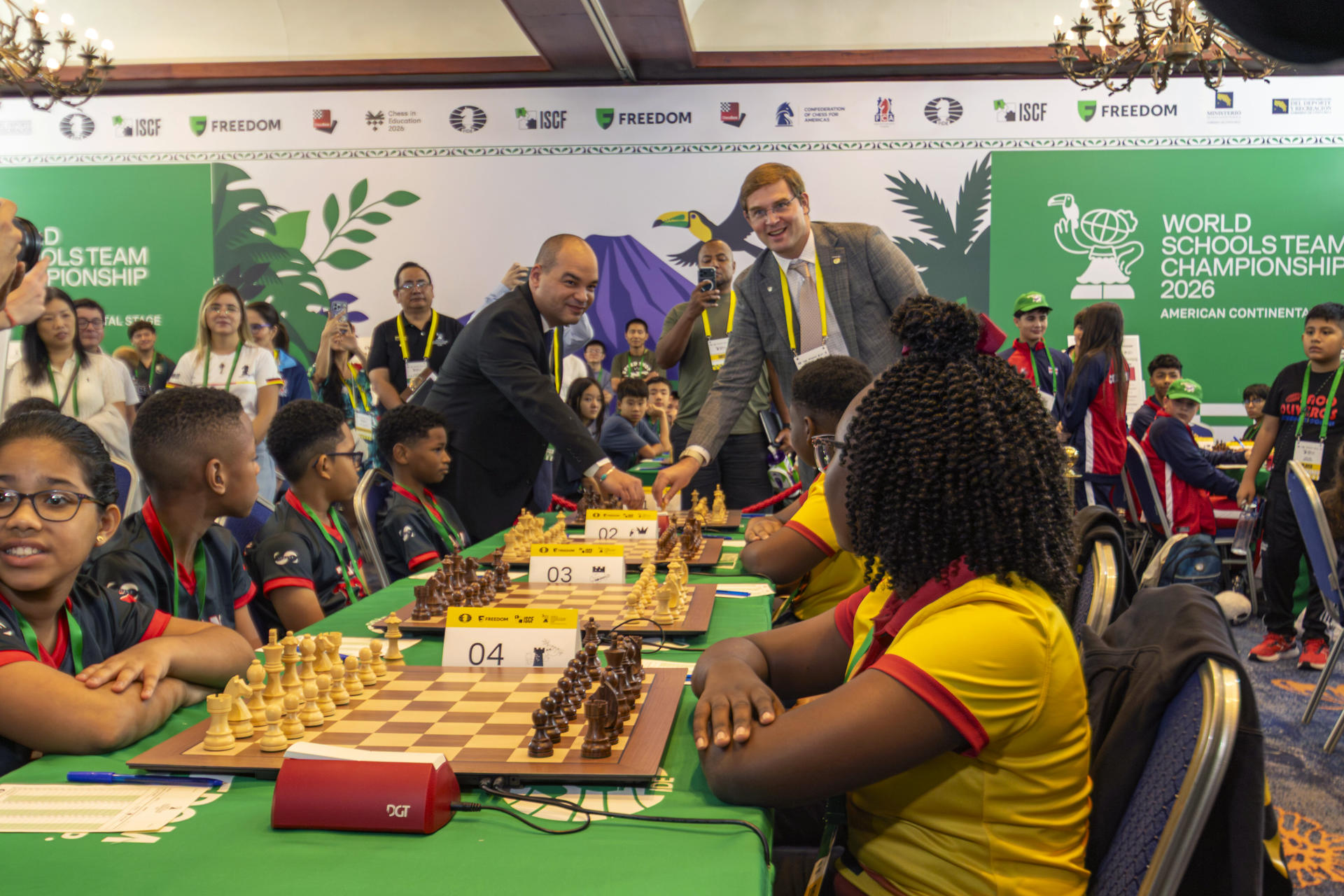 Fotografía que muestra al fundador y CEO de Freedom Holding Corp., Timur Turlov (d) y al presidente FIDE Americas -CCA, José Antonio Carrillo Pujol (i), posando este miércoles en San José (Costa Rica). EFE/Alexander Otárola