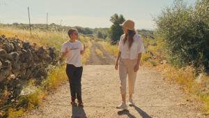 En pleno parque natural Sierra de Aracena y Picos de Aroche, un camino de unos 12 kilómetros enlaza Cumbres de San Bartolomé, Cumbres de Enmedio y Cumbres Mayores a través de un paisaje que atesora buena parte de la identidad de la sierra onubense, patrimonio natural y cultural y dehesas que sustentan su emblema gastronómico, el jamón ibérico. El recorrido discurre entre encinas, alcornoques y olivares por cientos de hectáreas y conforman el entorno en el que se cría el cerdo ibérico y sobre el que se sostiene la producción de jamones y chacinas que ha dado fama a la zona.-EFE/ Moeve ***SOLO USO EDITORIAL/SOLO DISPONIBLE PARA ILUSTRAR LA NOTICIA QUE ACOMPAÑA (CRÉDITO OBLIGATORIO)***
