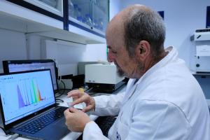 El Dr. José Aguilera Arjona, profesor del Departamento de Dermatología de la Facultad de Medicina de la Universidad de Málaga prepara una muestra de crema bloqueadora solar para ser analizada en un Espectrorradiométro. EFE/Gregorio Marrero