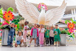 Fotografía cedida por el Centro Comercial Santafé de Medellín que muestra un grupo de niños de FAN Fundación posando en Medellín (Colombia). EFE/ Centro Comercial Santafé Medellín /SOLO USO EDITORIAL/NO VENTAS/SOLO DISPONIBLE PARA ILUSTRAR LA NOTICIA QUE ACOMPAÑA (CRÉDITO OBLIGATORIO)