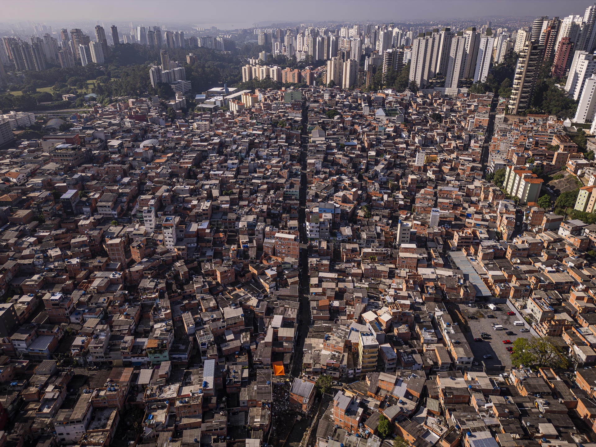 En 2020, vecinos de Morumbi, uno de los barrios más ricos de São Paulo, pidieron a la Alcaldía erigir un muro de tres metros de altura para aislar un parque público que se estaba construyendo en el límite con Paraisópolis, la segunda favela más grande de la ciudad. EFE/ Isaac Fontana ARCHIVO