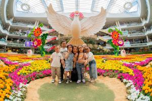 Fotografía cedida por el Centro Comercial Santafé de Medellín que muestra a la gerente del centro comercial, María Fernanda Bertel (c) posando junto a unos niños de FAN Fundación en Medellín (Colombia). EFE/ Centro Comercial Santafé Medellín /SOLO USO EDITORIAL/NO VENTAS/SOLO DISPONIBLE PARA ILUSTRAR LA NOTICIA QUE ACOMPAÑA (CRÉDITO OBLIGATORIO)