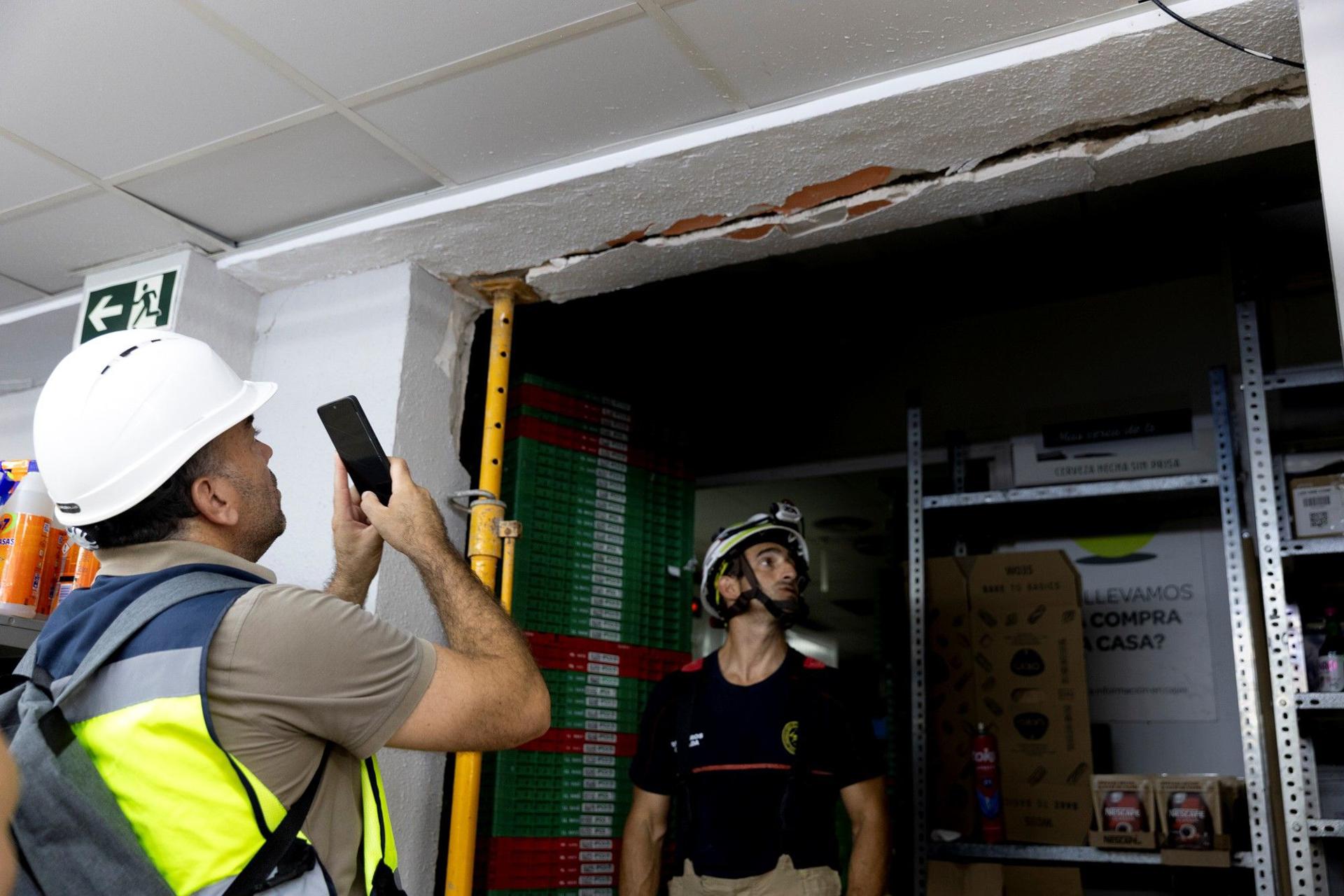 Pie de foto: Arquitectos técnicos revisan una de las indicencias recibidasAutor: Colegio de Arquitectos Técnicos de Granada