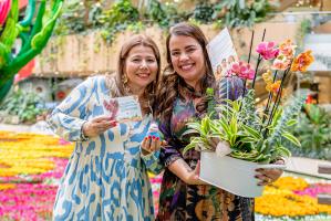 Fotografía cedida por el Centro Comercial Santafé de Medellín que muestra a la gerente del centro comercial, María Fernanda Bertel (i) y a la directora ejecutiva de FAN Fundación, Marisol Vanegas, en Medellín (Colombia). EFE/ Centro Comercial Santafé Medellín /SOLO USO EDITORIAL/NO VENTAS/SOLO DISPONIBLE PARA ILUSTRAR LA NOTICIA QUE ACOMPAÑA (CRÉDITO OBLIGATORIO)