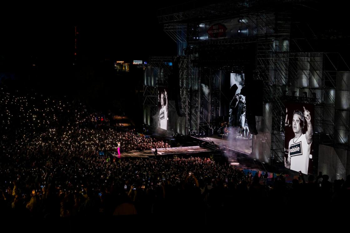Los asistentes al festival disfrutan de un concierto del cantante británico Robbie Williams durante la primera jornada del Festival de Música de Kalorama en Lisboa, Portugal, el 28 de agosto de 2026. (Lisboa) EFE/EPA/JOSE SENA GOULAO 