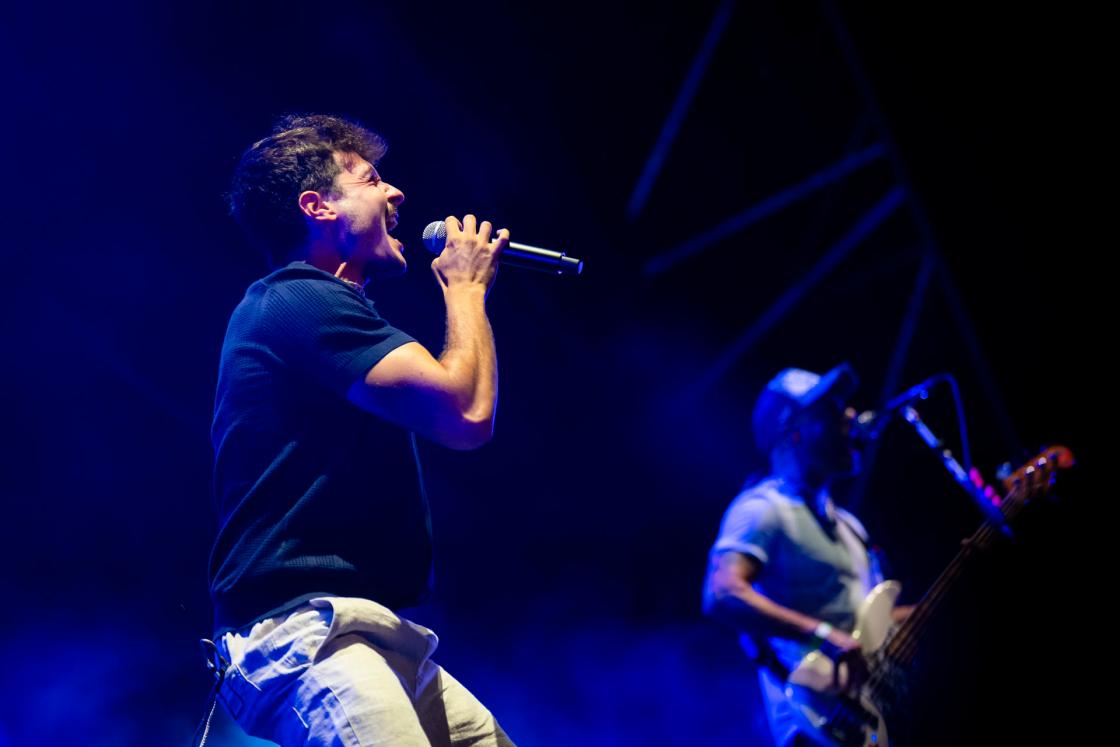 El cantante Miki Núñez durante el concierto que ofrece en el Festival Cap Roig, en la localidad gerundense de Palafrugell. EFE/David Borrat