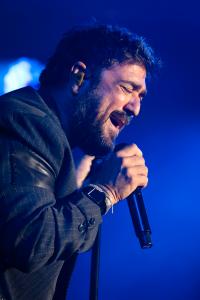 El cantante Antonio Orozco durante el concierto que ofrece en el Festival Cap Roig dentro de 'La gira de tu vida', en la localidad gerundense de Palafrugell. EFE/David Borrat