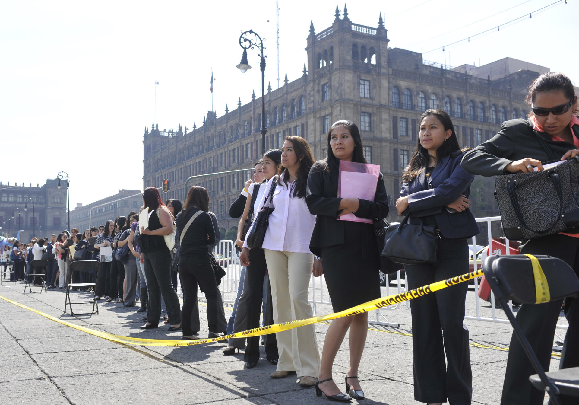 Fotografía de archivo del 13 de marzo de 2014, que muestra a cientos de jóvenes mexicanos asistiendo a una Feria del Empleo en Ciudad de México (México). EFE/ Mario Guzmán ARCHIVO