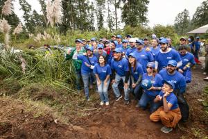 Exfutbolista Luis Hernández (c) posando junto a voluntarios en una jornada de reforestación organizada por el grupo español Cox en el municipio de Ocoyoacac (México). EFE/José Méndez