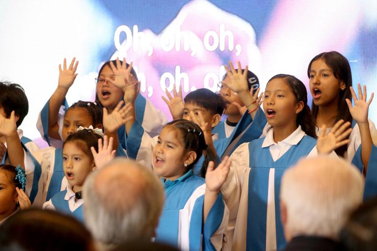 La Junta de Beneficencia de Guayaquil, la entidad sin ánimo de lucro más grande de Ecuador, renovó su alianza con Scholas Occurrentes, fundación creada por el difunto papa Francisco, para seguir desarrollando programas educativos y comunitarios orientados a escuchar a miles de jóvenes y promover una cultura de paz en el país andino. EFE / Jonathan Miranda