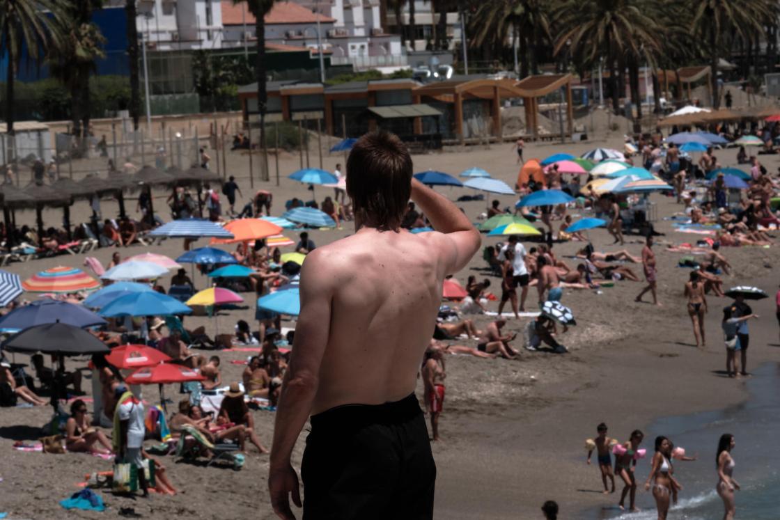 Actividades al aire libre y playas en las que se exponen millones de personas a una mayor radiación solar aumenta considerable el riesgos a corto, mediano y largo plazo de sufrir importantes daños en la piel. EFE/Gregorio Marrero