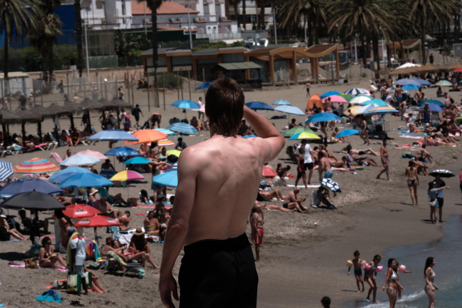 Actividades al aire libre y playas en las que se exponen millones de personas a una mayor radiación solar aumenta considerable el riesgos a corto, mediano y largo plazo de sufrir importantes daños en la piel. EFE/Gregorio Marrero