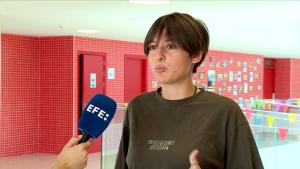 En la imagen, la alumna del centro barcelonés Patricia Segarra atiende a EFE.