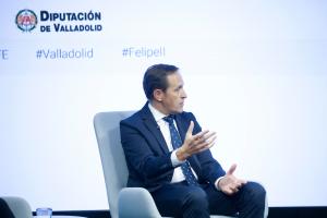 MADRID, 14/09/2026.- El presidente de la Diputación de Valladolid, Conrado Íscar Ordóñez, participa en el evento "Diálogos EFE. V Centenario del nacimiento de Felipe II. La historia vuelve donde nació" en la Agencia Efe, en Madrid. EFE/David Fernández